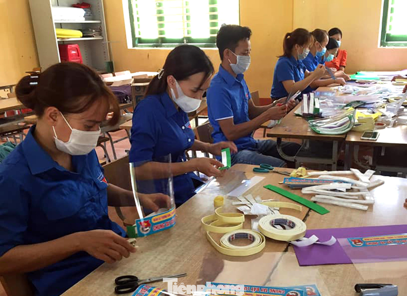 Đoàn viên thanh niên ở Thái Nguyên làm tấm chắn giọt bắn hưởng ứng chương trình "Lan tỏa yêu thương - vững vàng tuyến đầu chống dịch". Ảnh: BTC