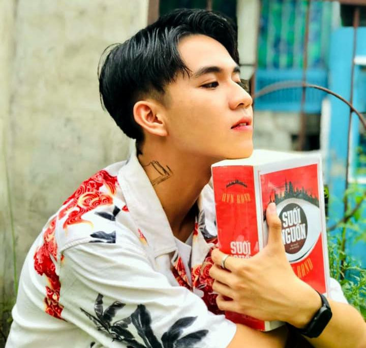 Phúc dành nhiều thời gian đọc sách. Ảnh: FBNV Phúc dành nhiều thời gian đọc sách. Ảnh: FBNV