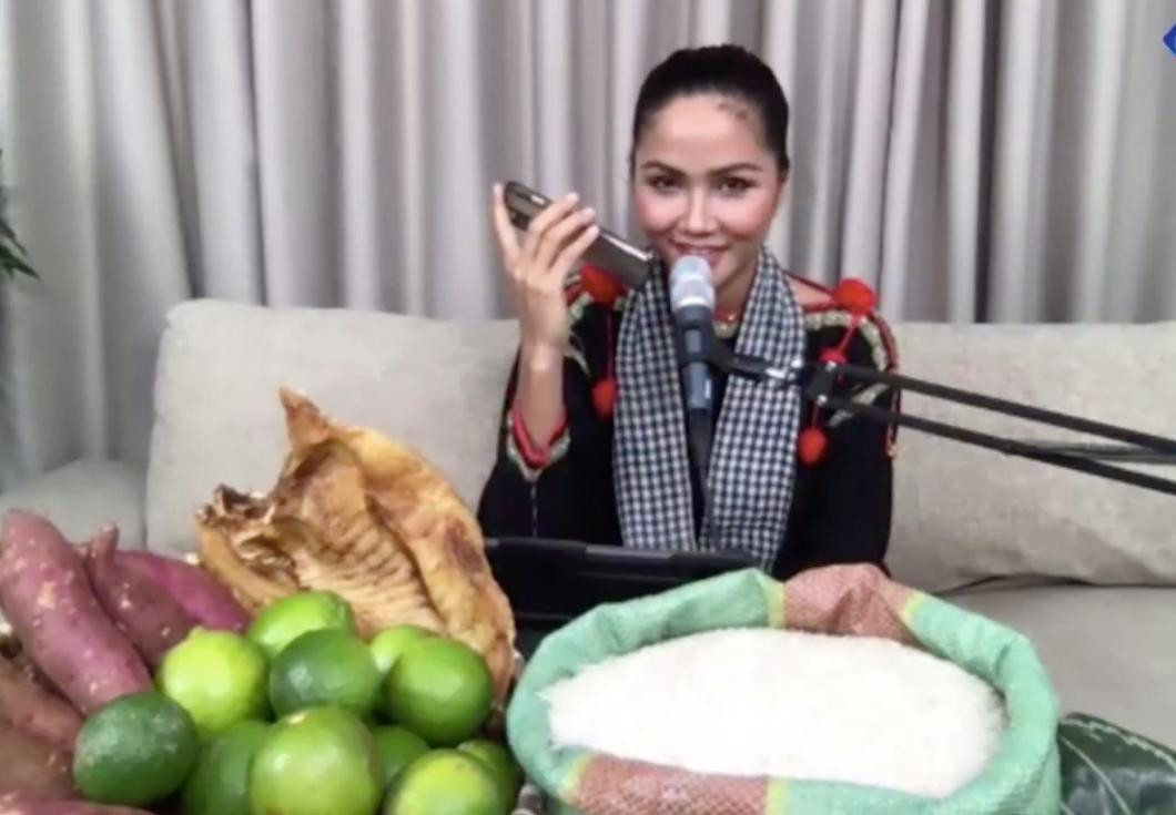 H'hen Niê gọi điện chốt đơn hàng và vận động bạn bè ủng hộ chương trình. Ảnh: X.T chụp màn hình