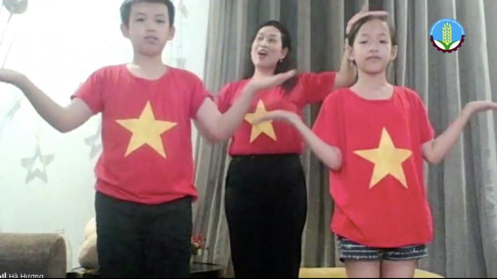 Ba mẹ con diễn viên Hà Hương múa trên sóng livestream của chương trình. Ảnh: X.T chụp màn hình.