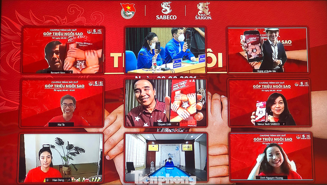 Các đại biểu và nghệ sĩ đồng hành đã hưởng ứng chương trình (Ảnh chụp lại màn hinh: Ảnh Xuân Tùng)