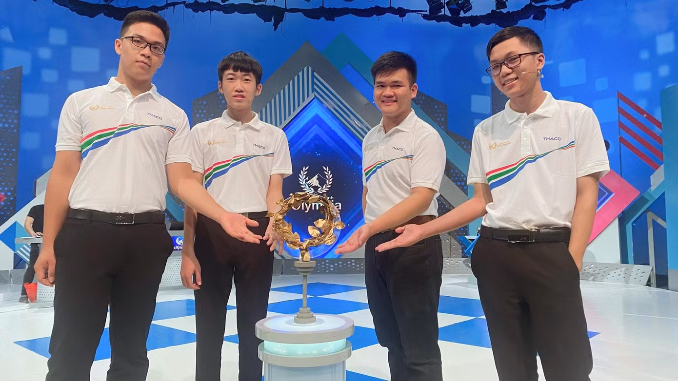 Bốn thí sinh tranh tài trong cuộc đua. Lần lượt từ trái qua phải Hải Đăng, Việt Hoàng, Hồng Đức, Gia Bảo. Ảnh: FBCT.