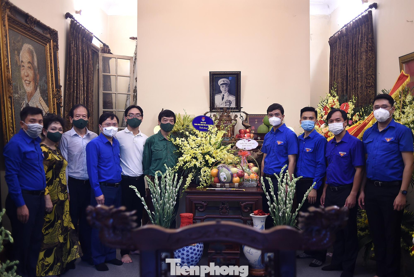 Đoàn chụp ảnh lưu niệm cùng với người thân trong gia đình Đại tướng Võ Nguyên Giáp trước anh linh Đại tướng. Đoàn chụp ảnh lưu niệm cùng với người thân trong gia đình Đại tướng Võ Nguyên Giáp trước anh linh Đại tướng.