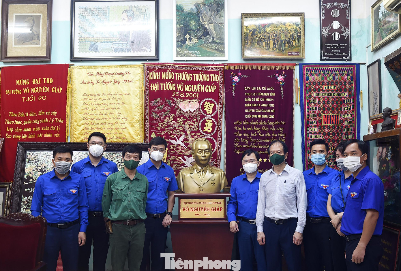 Đoàn chụp ảnh lưu niệm cùng ông Võ Điện Biên và Võ Hồng Nam, hai con trai của Đại tướng Võ Nguyên Giáp, tại phòng truyền thống tưởng niệm Đại tướng. Đoàn chụp ảnh lưu niệm cùng ông Võ Điện Biên và Võ Hồng Nam, hai con trai của Đại tướng Võ Nguyên Giáp, tại phòng truyền thống tưởng niệm Đại tướng.