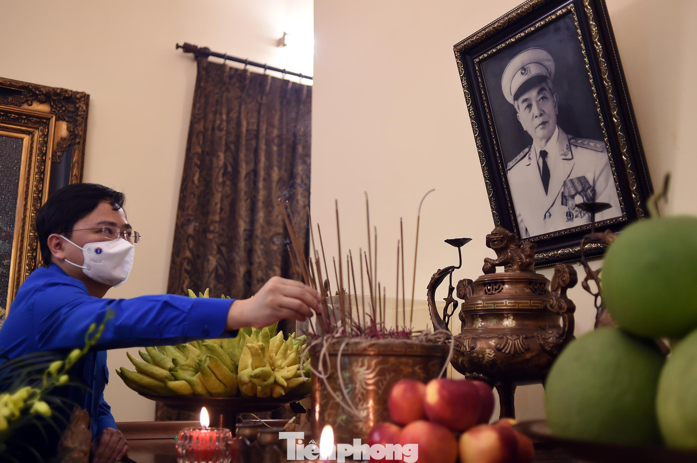 Bí thư Thứ nhất T.Ư Đoàn Nguyễn Anh Tuấn dâng hương Bí thư Thứ nhất T.Ư Đoàn Nguyễn Anh Tuấn dâng hương