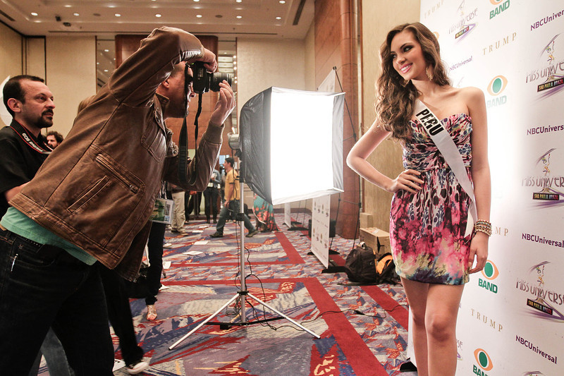 Miss Peru tạo dáng trong buổi họp báo