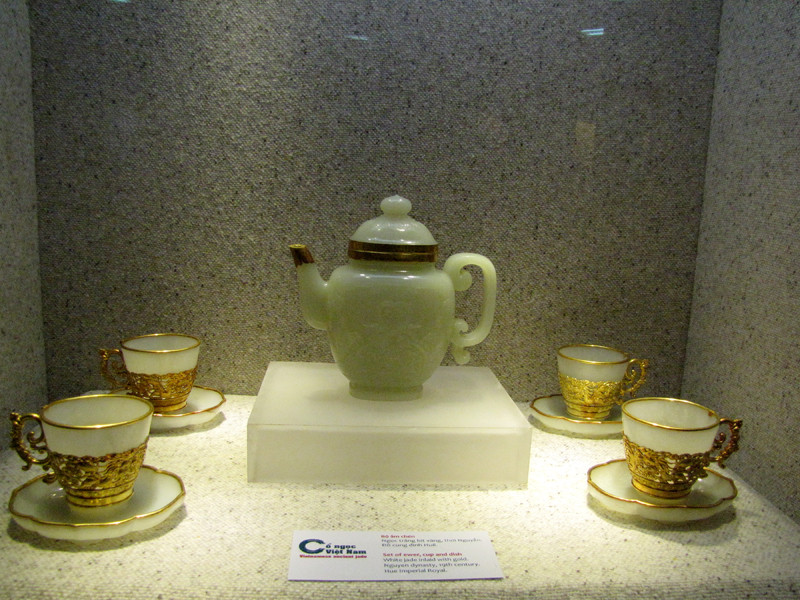 Bộ ấm chén ngọc trắng bịt vàng, thời Nguyễn. Đồ cung đình Huế