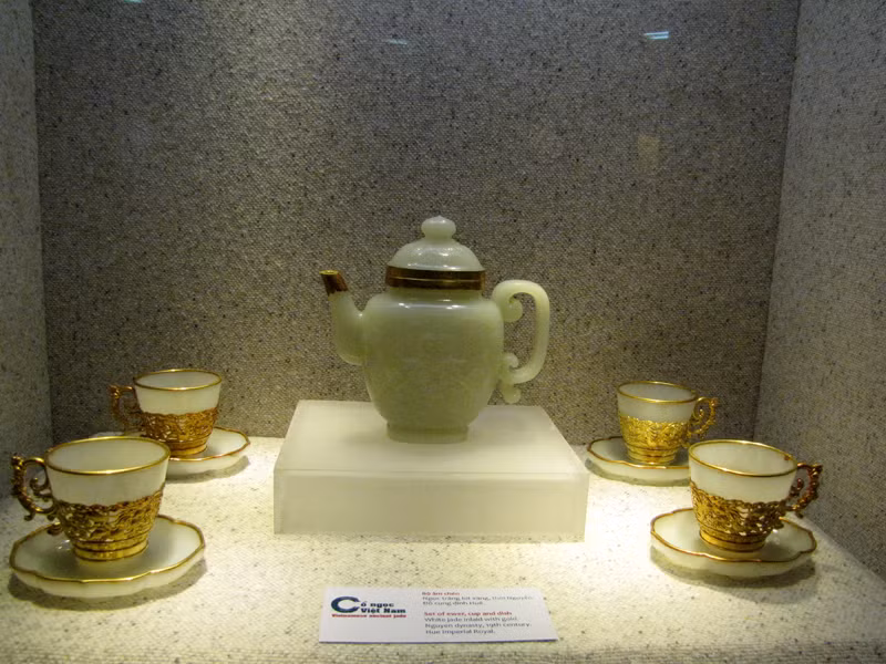 Bộ ấm chén ngọc trắng bịt vàng, thời Nguyễn. Đồ cung đình Huế