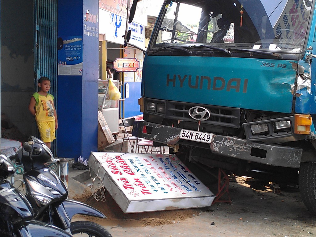Chiếc xe dừng lại sau khi đâm vào sau xe vệ sinh và nhà dân