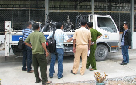 Cơ quan chức năng đang cho khám nghiệm hiện trường để làm rõ nguyên nhân. Cơ quan chức năng đang cho khám nghiệm hiện trường để làm rõ nguyên nhân