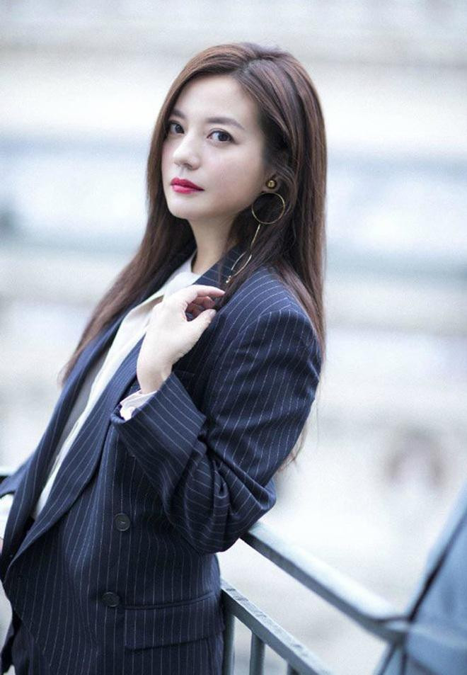 Triệu Vy vẫn im lặng và biến mất khỏi làng giải trí gần 2 tháng qua.