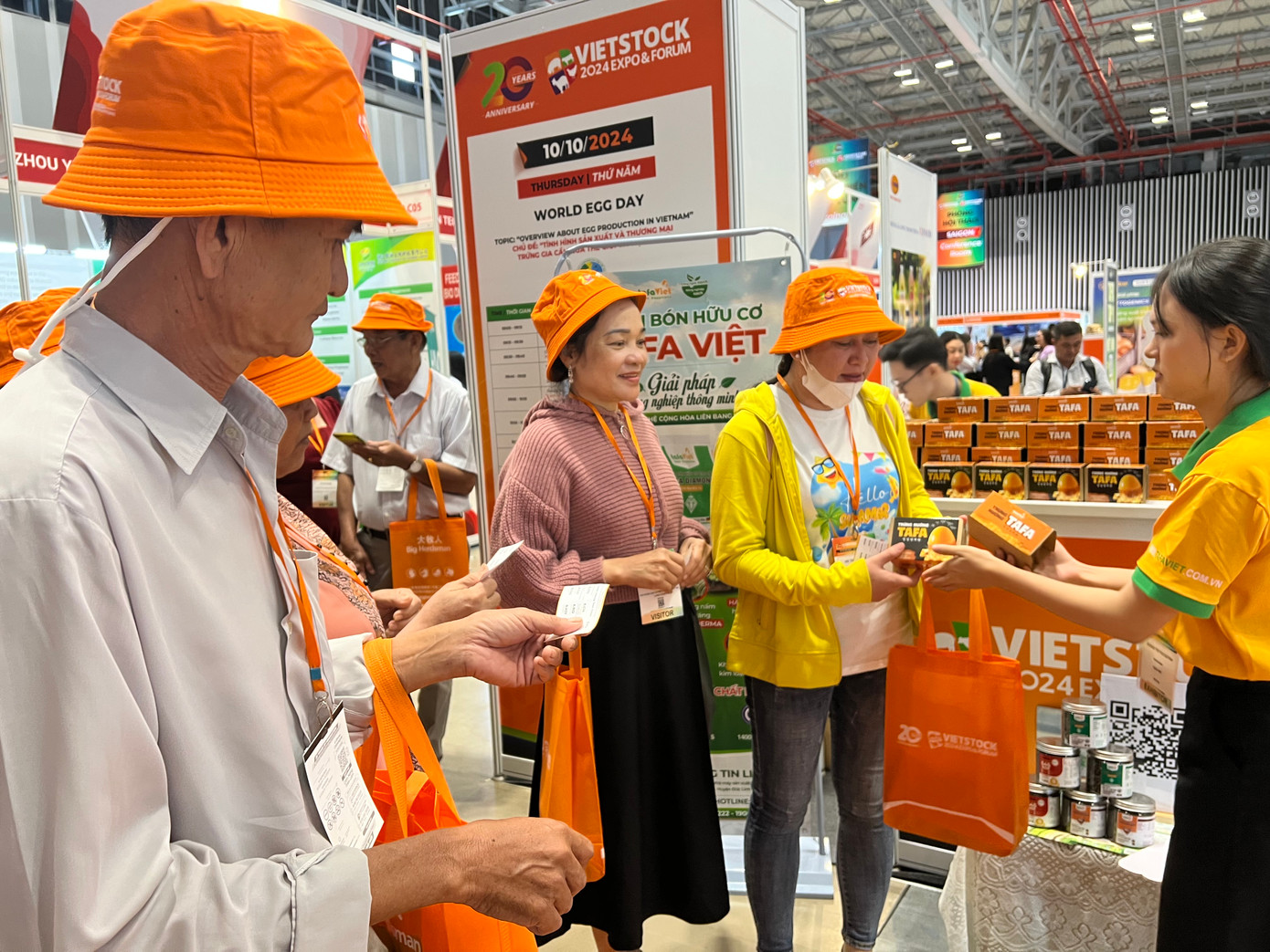 Trứng gà nướng Tafa thu hút sự quan tâm của khách hàng Ảnh: U.P Trứng gà nướng Tafa thu hút sự quan tâm của khách hàng Ảnh: U.P