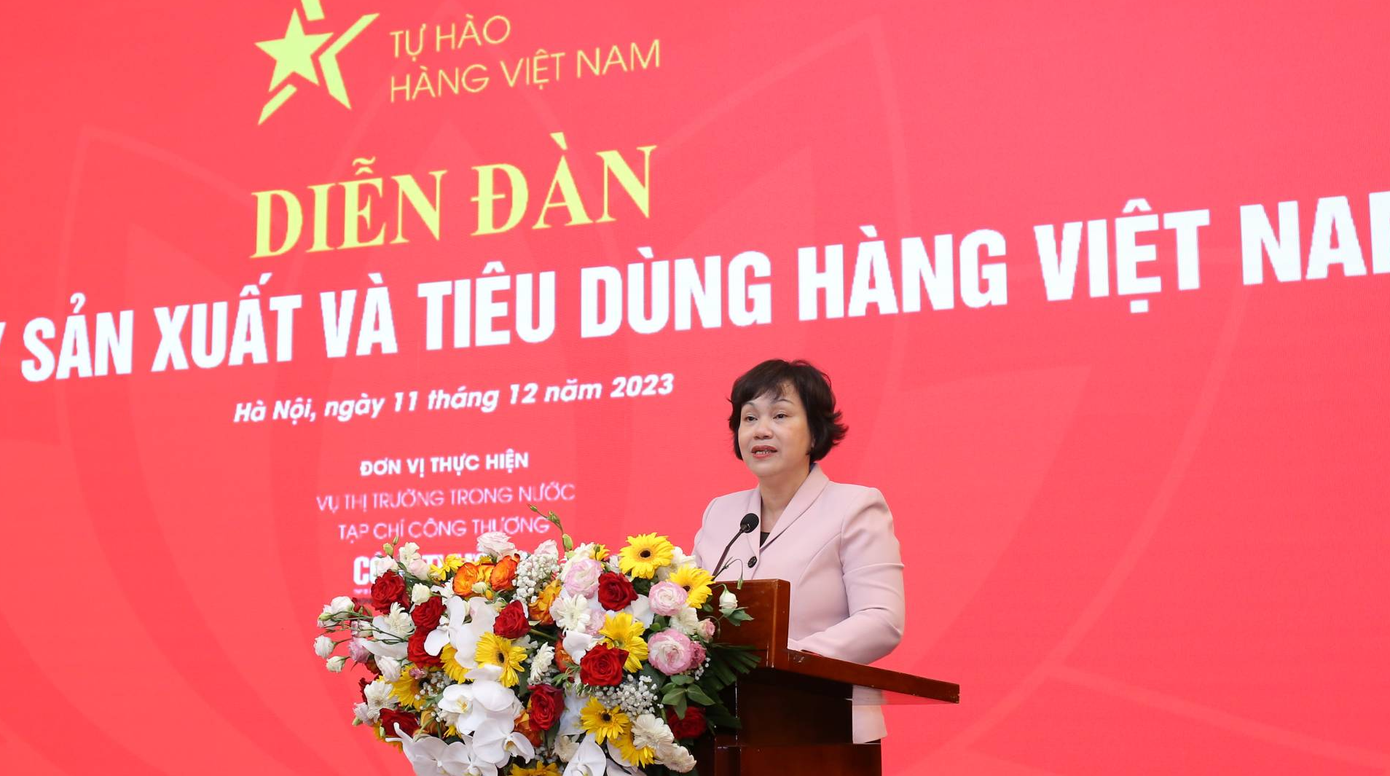 Bà Lê Việt Nga, nguyên Phó Vụ trưởng Vụ thị trường trong nước, Bộ Công Thương, phát biểu tại diễn đàn thúc đẩy sản xuất và tiêu dùng hàng Việt Nam