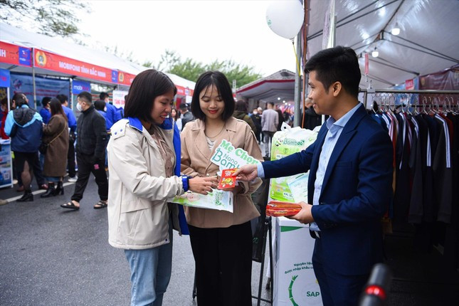 Bắc Ninh đưa hàng Việt đến công nhân trong khu công nghiệp. Ảnh: Nguyễn Thắng Bắc Ninh đưa hàng Việt đến công nhân trong khu công nghiệp. Ảnh: Nguyễn Thắng