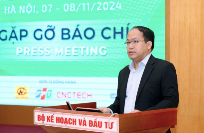 Ông Vũ Quốc Huy, Giám đốc Trung tâm Đổi mới sáng tạo Quốc gia, cho biết Triển lãm ngành công nghiệp bán dẫn Việt Nam 2024 là bước đi chiến lược của Bộ Kế hoạch và Đầu tư nhằm thúc đẩy hợp tác quốc tế, phát triển nguồn nhân lực và thu hút đầu tư vào ngành công nghiệp bán dẫn. Ông Vũ Quốc Huy, Giám đốc Trung tâm Đổi mới sáng tạo Quốc gia, cho biết Triển lãm ngành công nghiệp bán dẫn Việt Nam 2024 là bước đi chiến lược của Bộ Kế hoạch và Đầu tư nhằm thúc đẩy hợp tác quốc tế, phát triển nguồn nhân lực và thu hút đầu tư vào ngành công nghiệp bán dẫn.