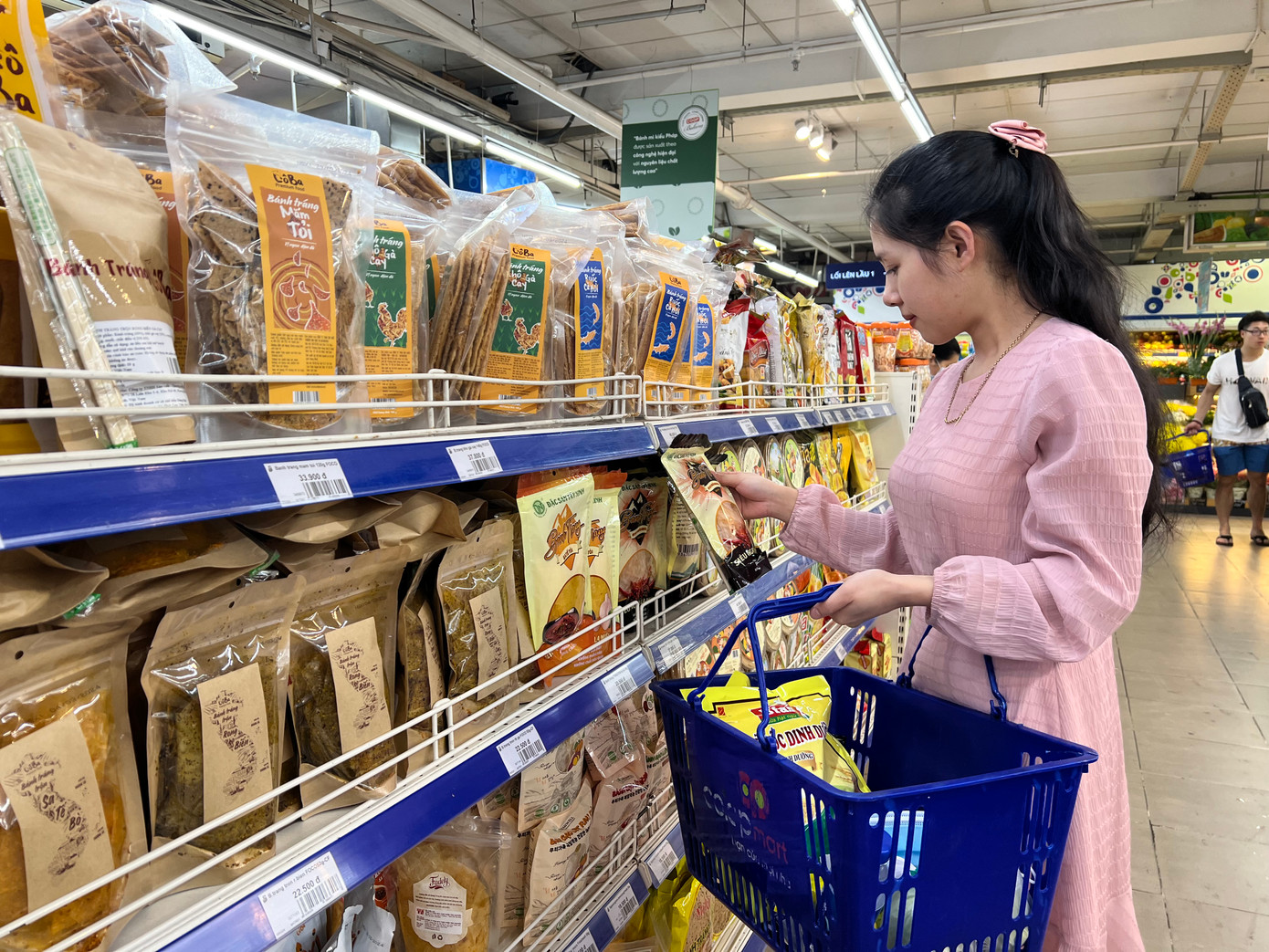 Hàng Việt tràn ngập thị trường Tết, người tiêu dùng thích thú mua sắm