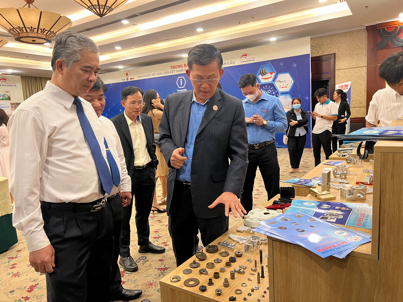 Ông Đỗ Phước Tống (áo đen) giới thiệu các sản phẩm cơ khí với lãnh đạo TPHCM. Ảnh: Uyên Phương