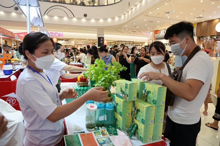 Người tiêu dùng có cơ hội mua sắm hàng hóa với giá cả hợp lý nhờ các chương trình khuyến mại, giảm giá trong các chương trình Tuần Hàng Việt
