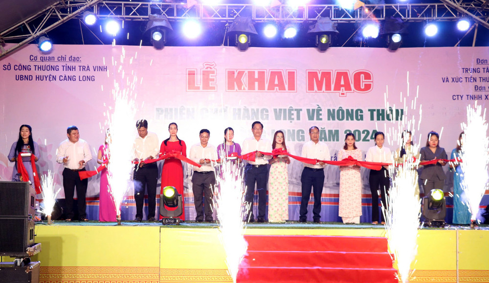 Phiên chợ là dịp để các cơ sở, doanh nghiệp sản xuất tiếp cận với thị trường nông thôn