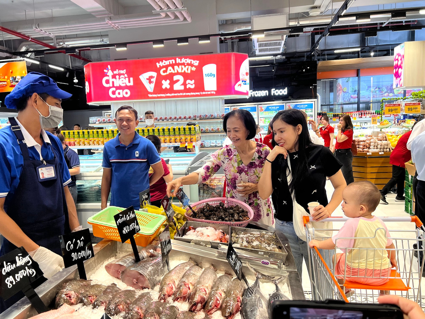 Năm 2025, nhiều mặt hàng đưa vào siêu thị sẽ có logo “tick xanh trách nhiệm” để người tiêu dùng dễ dàng lựa chọn. Ảnh: Uyên Phương