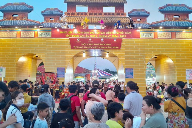 Đông đảo người dân tham gia Hội chợ thương mại “Tự hào hàng Việt Nam”