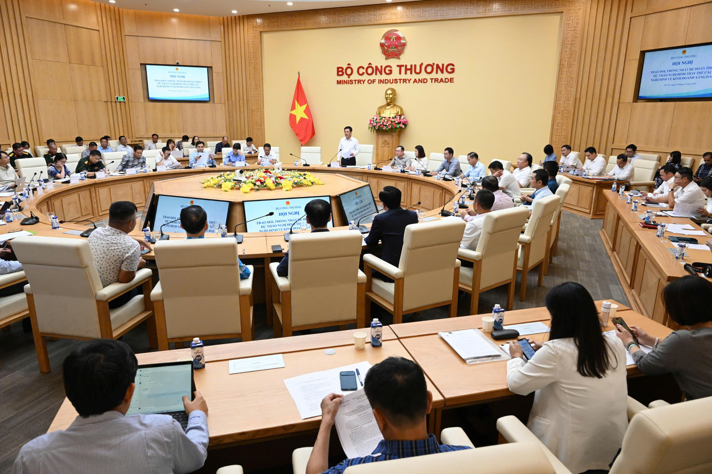 Bộ trưởng Công Thương chủ trì cuộc họp với 9 bộ, ngành và các doanh nghiệp xăng dầu về sửa nghị định mới về kinh doanh xăng dầu. Bộ trưởng Công Thương chủ trì cuộc họp với 9 bộ, ngành và các doanh nghiệp xăng dầu về sửa nghị định mới về kinh doanh xăng dầu.