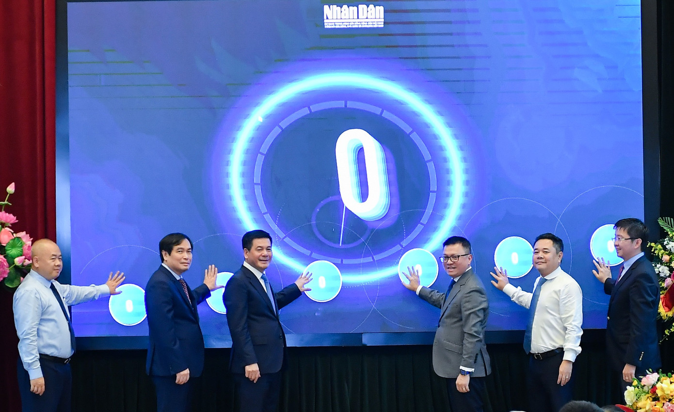 Các đại biểu thực hiện nghi thức khai trương chuyên trang Thương hiệu quốc gia Việt Nam.