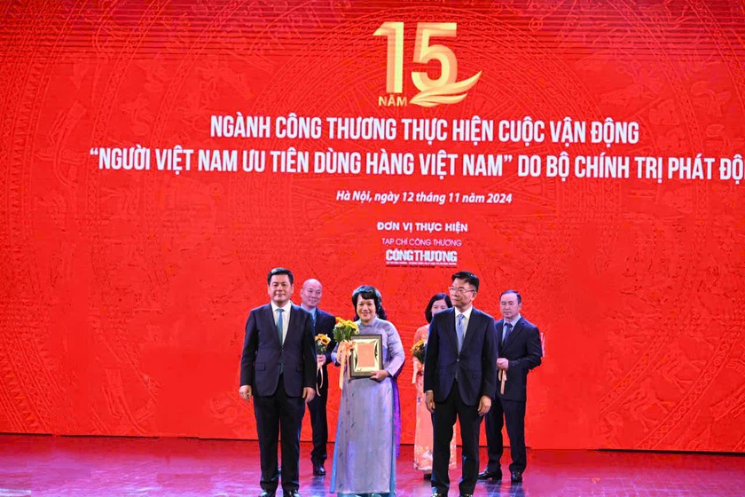 Phó Thủ tướng Lê Thành Long và Bộ trưởng Bộ Công Thương Nguyễn Hồng Diên trao kỷ niệm chương 15 năm ngành Công Thương thực hiện Cuộc vận động ‘Người Việt Nam ưu tiên dùng hàng Việt Nam’