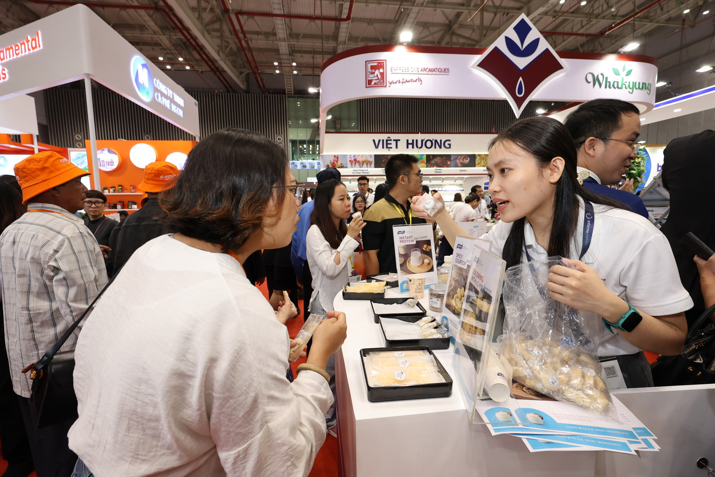 Tham gia các triển lãm là cơ hội để doanh nghiệp trong nước quảng bá sản phẩm, nâng tầm thương hiệu. Ảnh: U.Phương Tham gia các triển lãm là cơ hội để doanh nghiệp trong nước quảng bá sản phẩm, nâng tầm thương hiệu. Ảnh: U.Phương