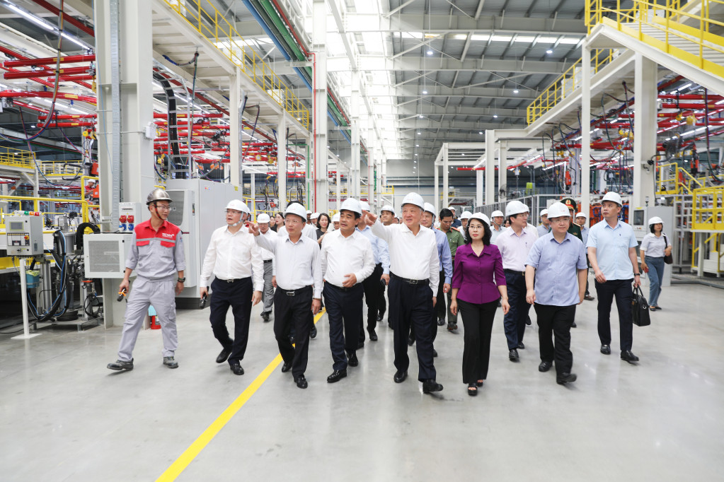 Phó Thủ tướng Thường trực Chính phủ Nguyễn Hòa Bình thăm Nhà máy ô tô Thành Công Việt Hưng.
