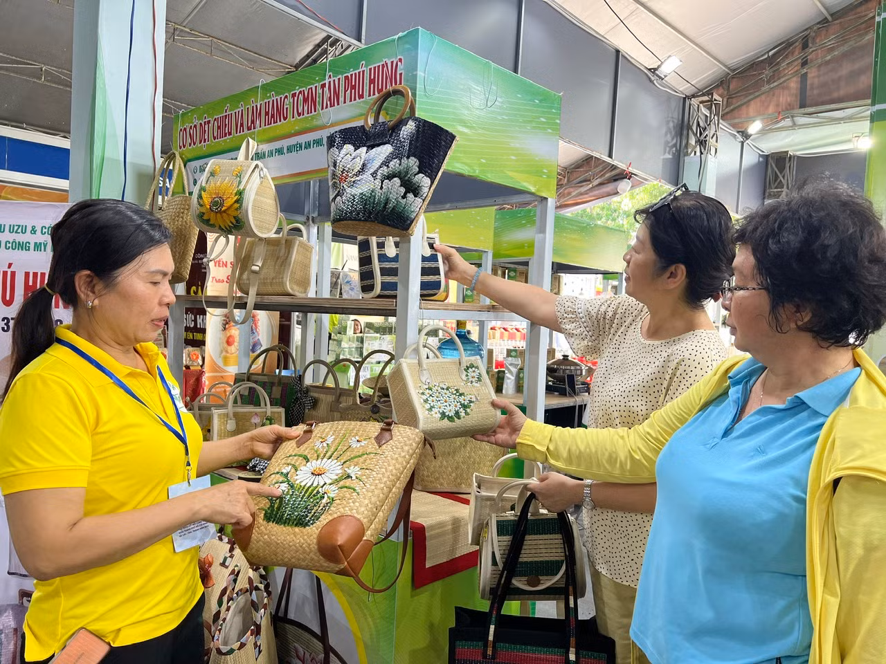 Hàng Việt được khách hàng ưa chuộng. Ảnh: Uyên Phương