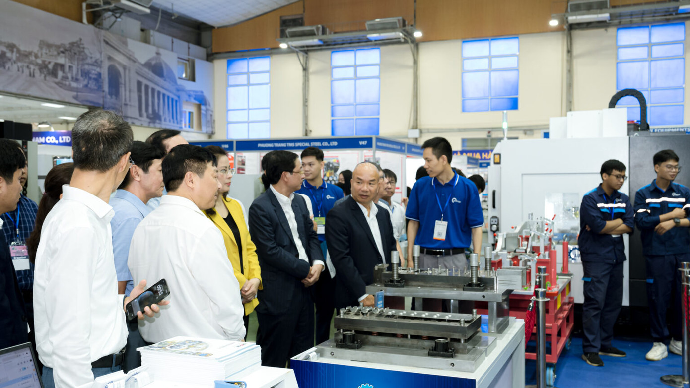 Các đại biểu nghe giới thiệu về khuôn dập liên hoàn khớp nối của Automec tại triển lãm giao thương dành riêng cho ngành sản xuất chế tạo - FBC ASEAN 2024 Các đại biểu nghe giới thiệu về khuôn dập liên hoàn khớp nối của Automec tại triển lãm giao thương dành riêng cho ngành sản xuất chế tạo - FBC ASEAN 2024