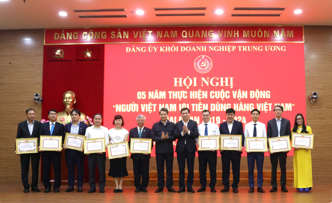 Ông Nguyễn Long Hải, Bí thư Đảng ủy Khối Doanh nghiệp Trung ương và ông Nguyễn Quang Đức, Phó Trưởng Ban Dân vận Trung ương trao Bằng khen cho các cá nhân có thành tích xuất sắc trong triển khai thực hiện Cuộc vận động “Người Việt Nam ưu tiên dùng hàng Việt Nam”, giai đoạn 2019 - 2024.