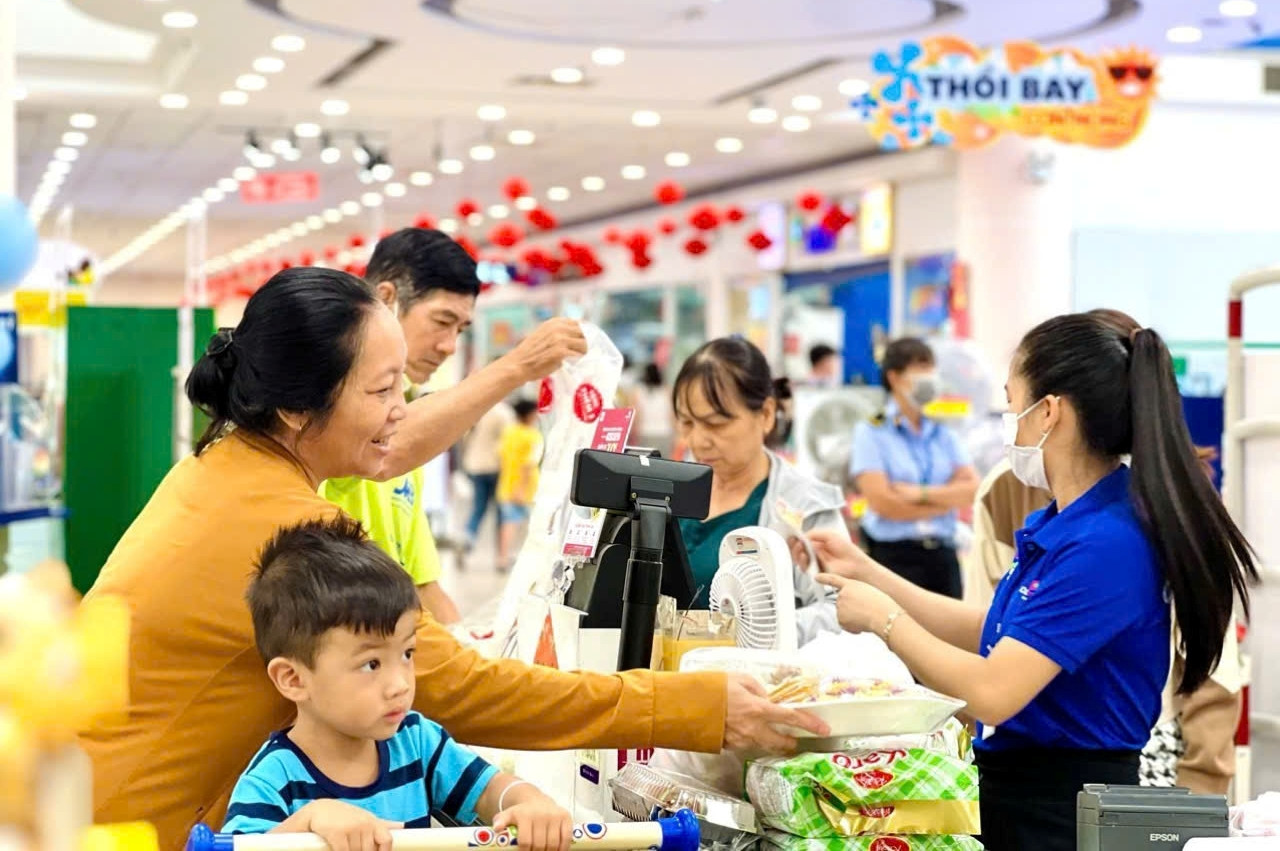 Người dân mua sắm tại Siêu thị CoopMart Bình Dương