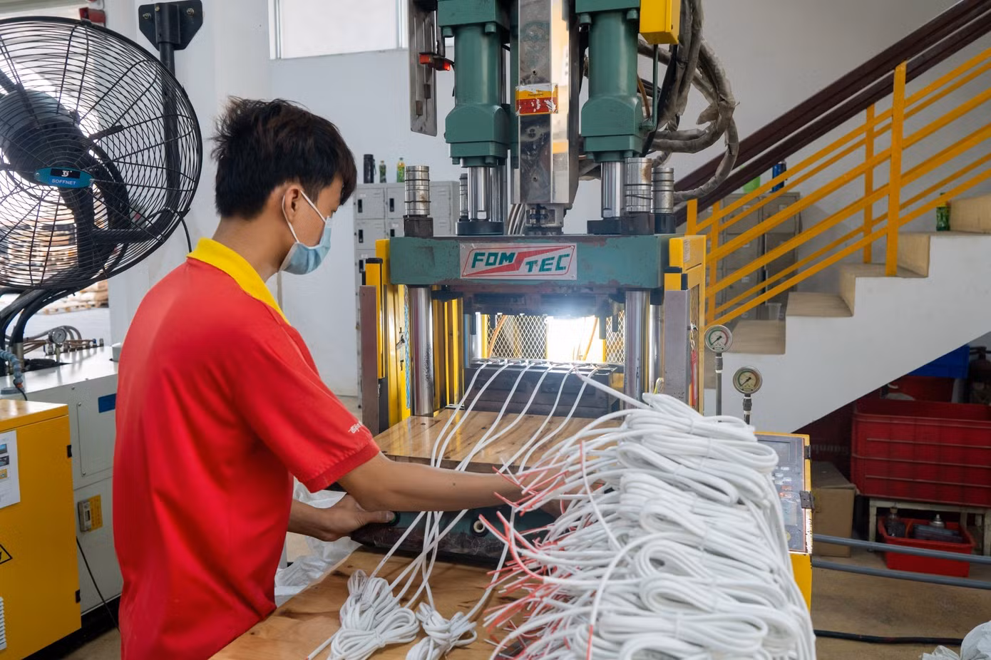 Giá điện tăng khiến các doanh nghiệp sẽ phải trả thêm bình quân từ 91.000 - 499.000 đồng/tháng.
