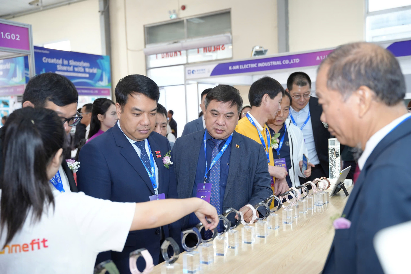 Đại diện Bộ Công Thương tại các gian hàng của doanh nghiệp tham gia triển lãm Đại diện Bộ Công Thương tại các gian hàng của doanh nghiệp tham gia triển lãm