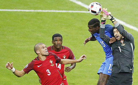 HLV V.League hết lời ngợi khen hàng thủ Bồ Đào Nha ảnh 1