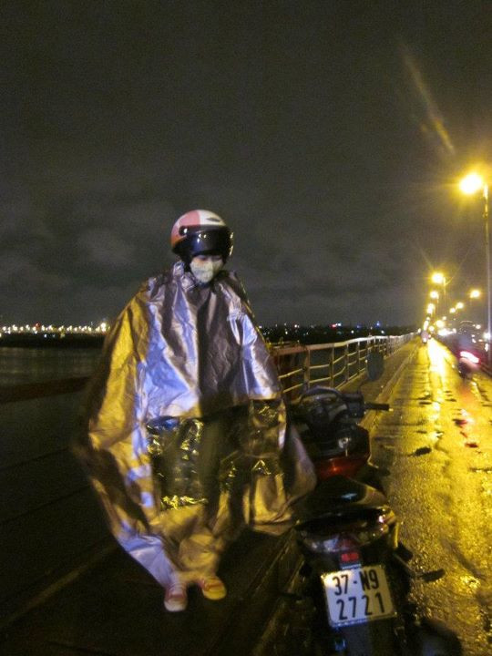 Đội mưa mang áo ấm cho người nghèo