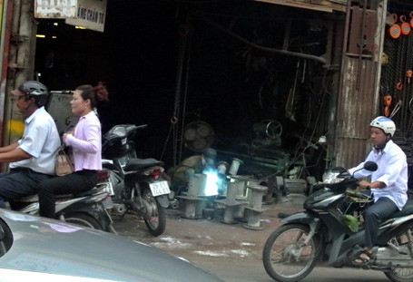 Người điều khiển ô tô, xe máy qua đường này không chỉ nhìn phương tiện giao thông đi lại mà còn phải căng mắt nhìn vỉa hè để tránh 