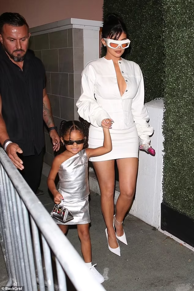 Bé Stormi xúng xính váy áo &quot;mix and match&quot; bên mẹ.