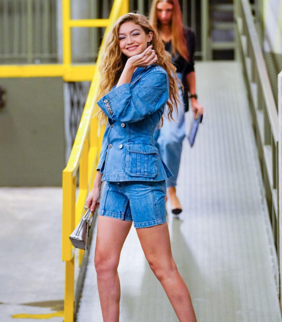 Bức ảnh của Gigi được bấm máy bởi phía Xclusive - Lee. Bức ảnh của Gigi được bấm máy bởi phía Xclusive - Lee.