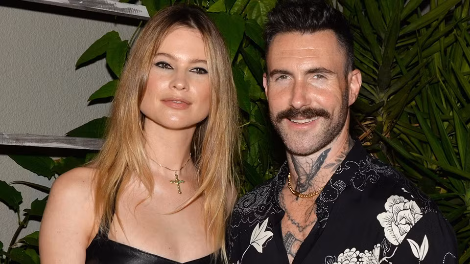 Vừa chia sẻ niềm vui chuẩn bị đón con thứ 3, Adam Levine liền bị vạch trần thói lăng nhăng.