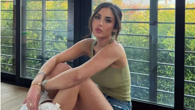 Nàng mẫu trẻ Sumner Stroh lên tiếng vạch trần thói trăng hoa của Adam Levine và gửi lời xin lỗi vợ của anh.