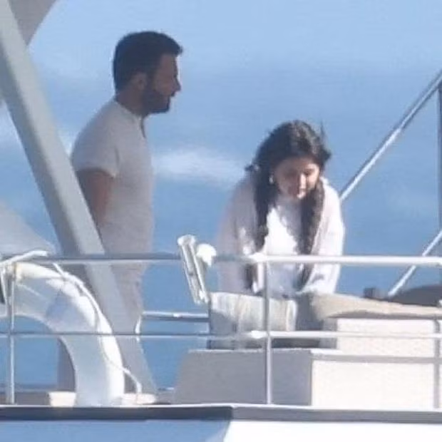 Selena Gomez trò chuyện cùng "trai lạ" trên du thuyền.