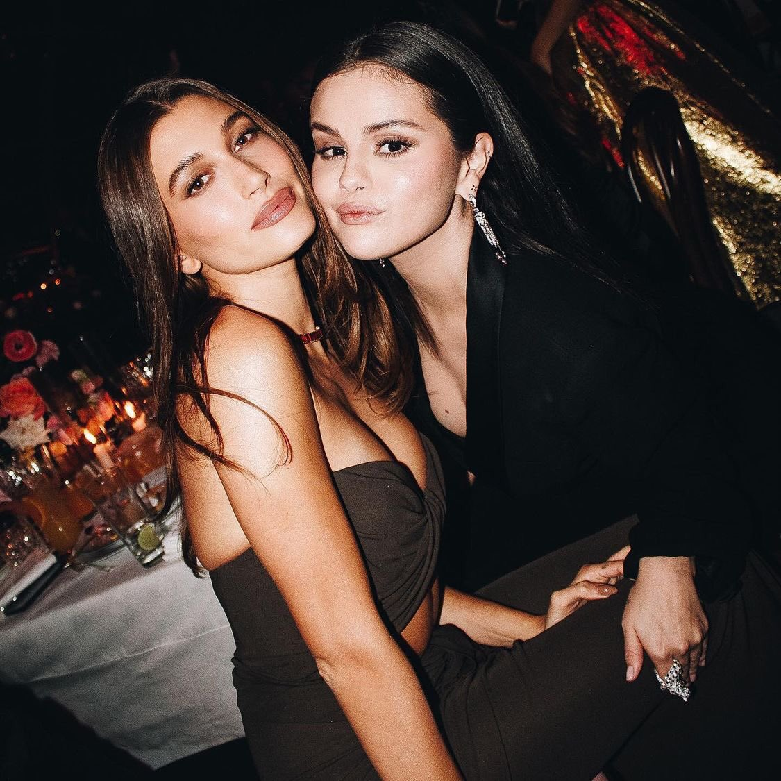 Bức ảnh đậm chất "chị chị em em" của Selena Gomez và Hailey Bieber. Bức ảnh đậm chất "chị chị em em" của Selena Gomez và Hailey Bieber.