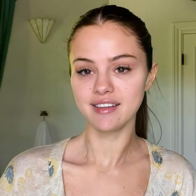 Selena Gomez là một trong những người nổi tiếng chăm chỉ khoe mặt mộc cả ngoài đời và trên mạng xã hội. Khi không dùng son phấn, nữ ca sĩ 30 tuổi trông trẻ hơn tuổi thật khá nhiều.