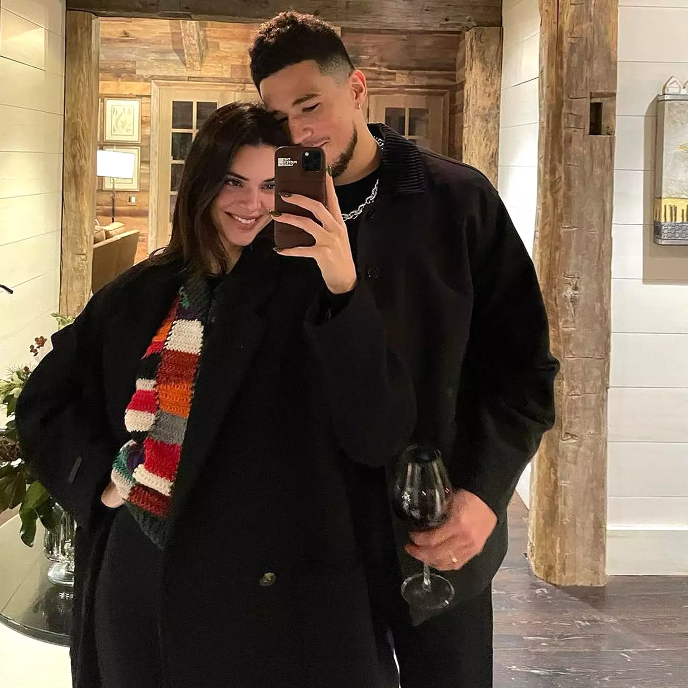 Sau một năm hẹn hò, chân dài đắt giá nhất hành tinh mới chia sẻ bức ảnh chụp chung đầu tiên với bạn trai lên mạng xã hội vào dịp Valentine. Sau một năm hẹn hò, chân dài đắt giá nhất hành tinh mới chia sẻ bức ảnh chụp chung đầu tiên với bạn trai lên mạng xã hội vào dịp Valentine.