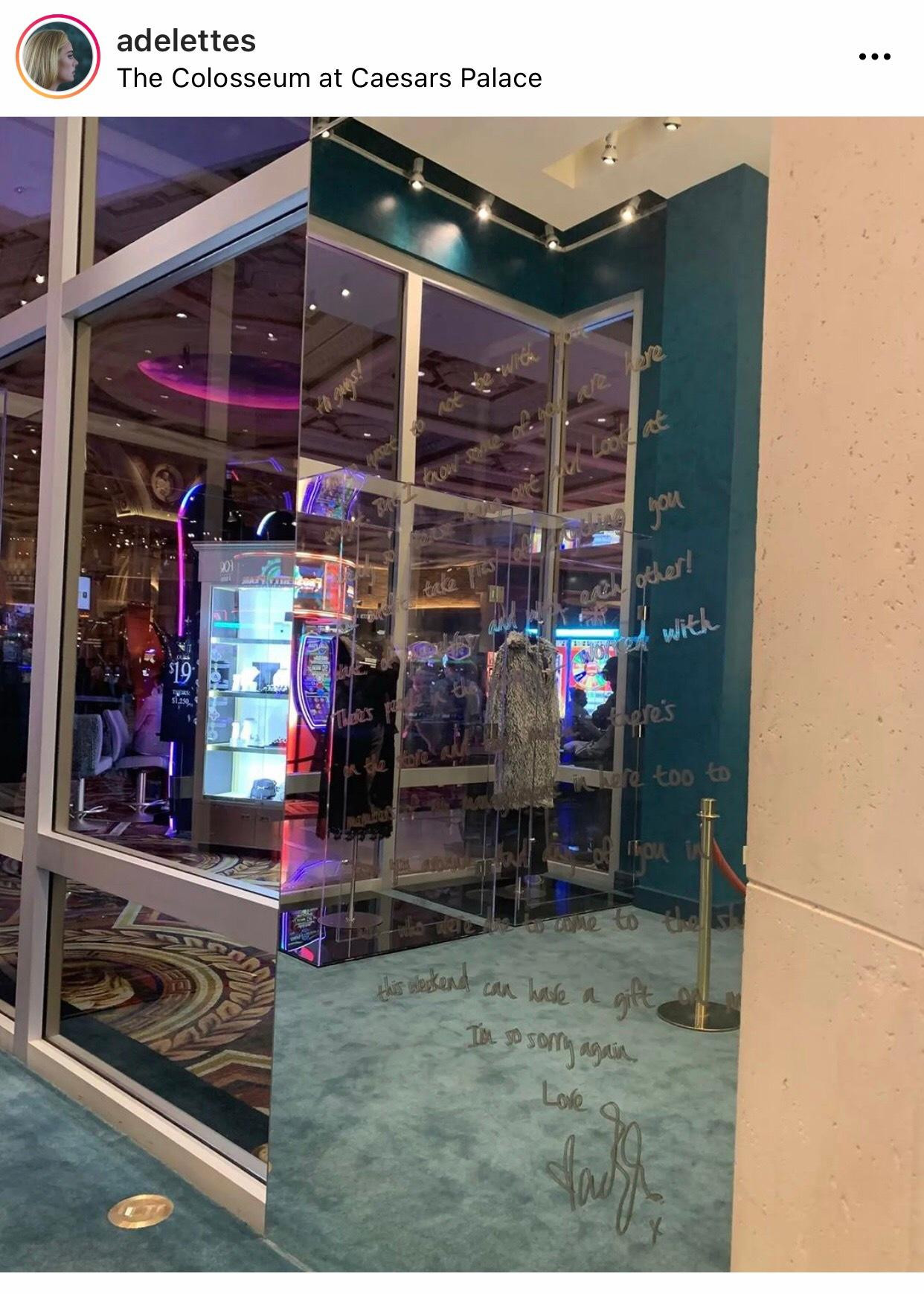 Bức thư tay của Adele tại cửa hàng Adele Gifts & Merchandise ở Las Vegas. Bức thư tay của Adele tại cửa hàng Adele Gifts & Merchandise ở Las Vegas.
