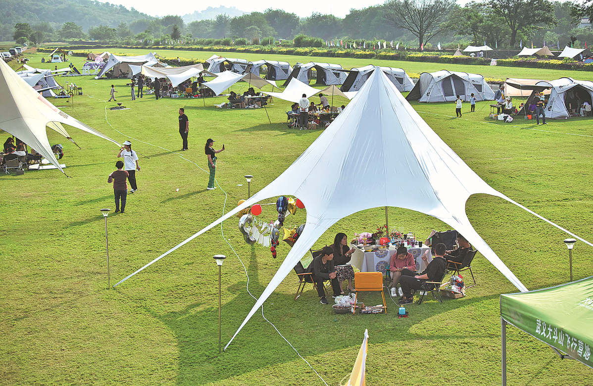 và không khí yên bình này...