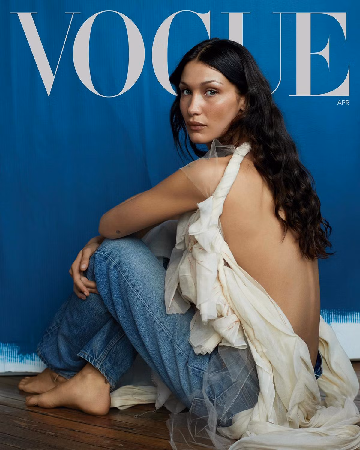Bella Hadid xuất hiện trên bìa Vogue tháng 4 và trải lòng về cuộc sống cá nhân. (Nguồn: Vogue)
